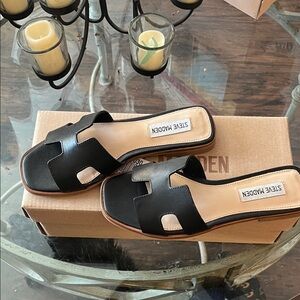Steve Madden Black and Tan Slide Sandals